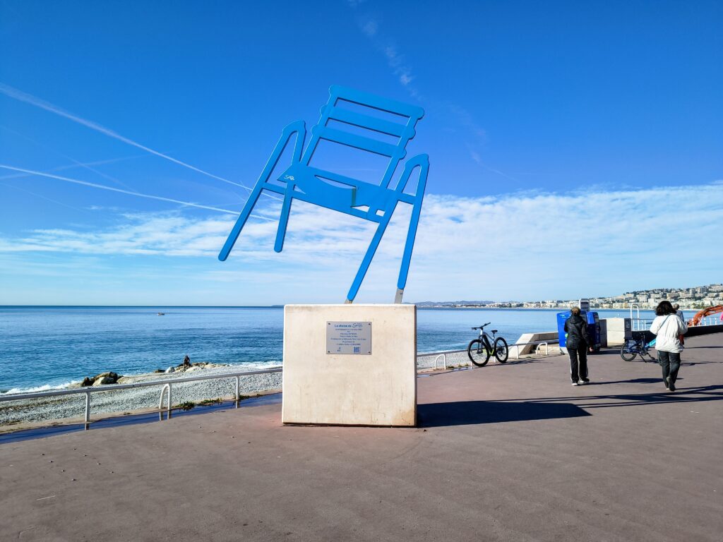 La Chaise Bleue di SAB: l’arte che racconta l’anima di Nizza